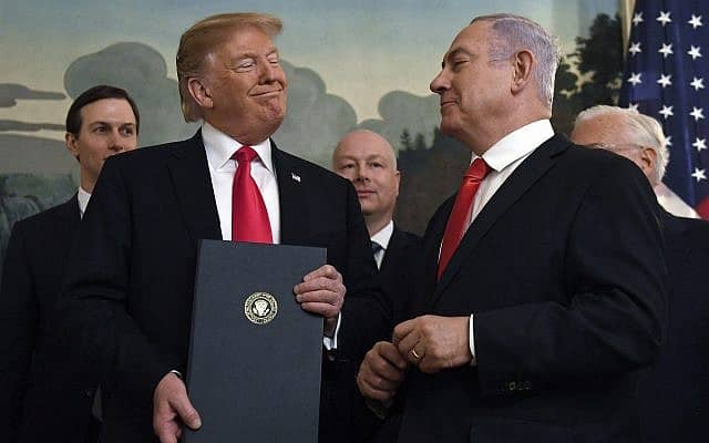 בנימין נתניהו ודולנד טראמפ בבית הלבן, ב-25 במרץ 2019, כשטראמפ חתם על הצהרה המכירה בריבונות ישראל ברמן הגולן (צילום: AP Photo/Susan Walsh)
