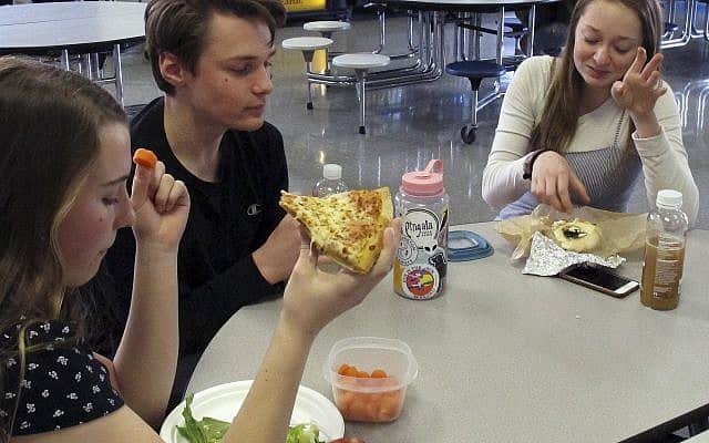 ארוחת צהריים בבית ספר בארה&quot;ב, 2019 (צילום: AP Photo/Wilson Ring)