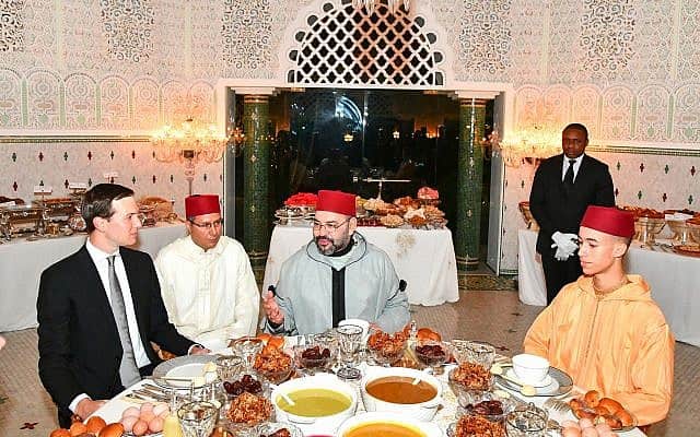 ג&#039;ראד קושנר (משמאל) מתארח בארמון מלך מרוקו (במרכז), 2019 (צילום: Moroccan Royal Palace, via AP)