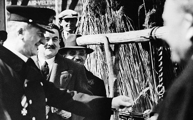 מיקלוש הורטי, משמאל, 1936 (צילום: AP PHOTOS)