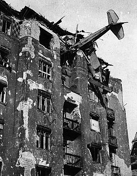מטוס גרמני תקוע בבית דירות בבודפשט, 1945 (צילום: AP PHOTOS)