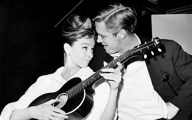 אודרי הפבורן פורטת על גיטרה עם עמיתה ג&#039;ורג&#039; פפארד, על הסט של &quot;ארוחת בוקר בטיפאני&quot; באולפן קולנוע בהוליווד, דצמבר 1960 (צילום: AP)