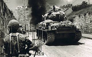 מסתערים קדימה דרך שער האריות ב-7 ביוני 1967 (צילום: Copyright: Yossi Shemy/ all rights reserved; all reproductions prohibited) מסתערים קדימה דרך שער האריות ב-7 ביוני 1967 (צילום: Copyright: Yossi Shemy/ all rights reserved; all reproductions prohibited)