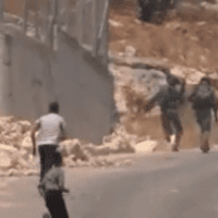 חיילי צה"ל בורחים ממיידי אבנים מזרחית לקלקיליה (צילום: צילום מסך)