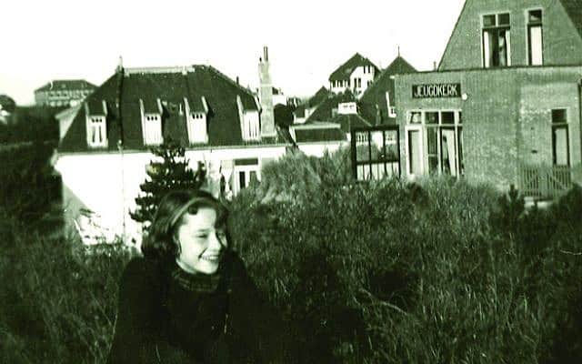 אודרי הפבורן יושבת על גבעה באזור סונסביק בארנהם, פברואר 1942 (צילום: אוסף דוטי)