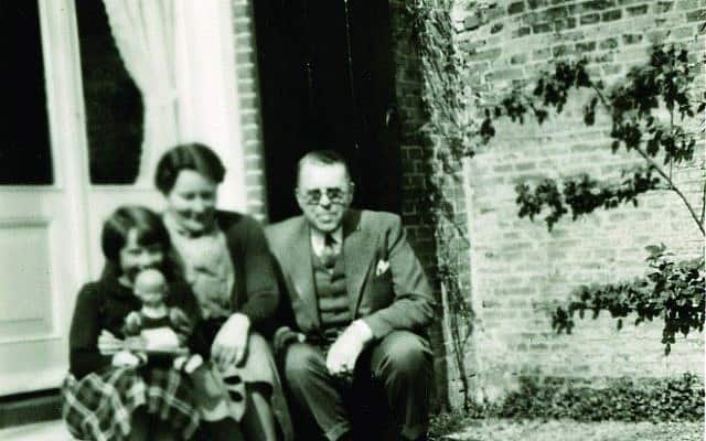 אודרי הפבורן בת ה-5 מצטלמת עם דודתה מייסיה ועם דודה אוטו במהלך שהותה באוסטרביק ב-1935, בזמן שהוריה נפגשו עם היטלר (צילום: אוסף דוטי)