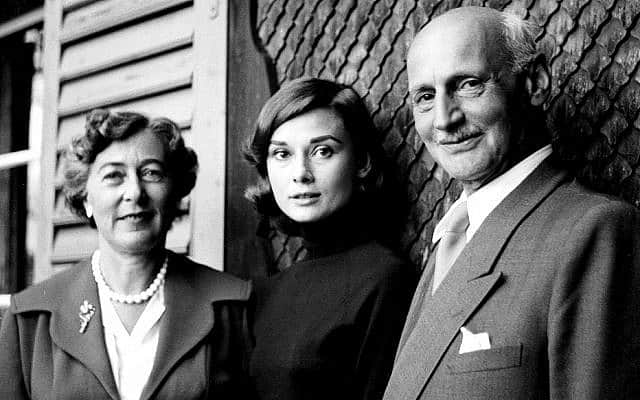 הלחץ ניכר על פניה של אודרי הפבורן, שבילתה יום בשווייץ עם אלפרידה ואוטו פרנק ב-1957