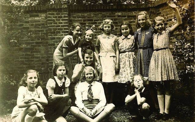 אודרי הפבורן (עומדת, משמאל) בארנהם, ב-8 במאי 1942, ארבעה ימים לאחר מעצרו של דודה אוטו, מחזיקה בידיה את אנליס בומה במסיבת יום ההולדת של אחותה הילדה (בשמלת פסים), חברתה של אודרי מבית הספר העל-יסודי לבנות ומבית הספר לבלט. אחות נוספת לבית בומה, מיה, חורצת לשון למצלמה (צילום: אוסף משפחת ואן רוסם-בומה)