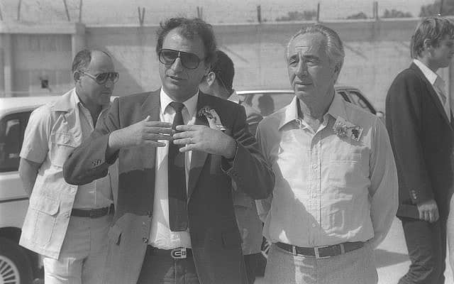 ביקור ראש הממשלה שמעון פרס בדימונה, 1984. בצילום, עם ראש העיר אלי הלל (צילום: חנניה הרמן לע&quot;מ)