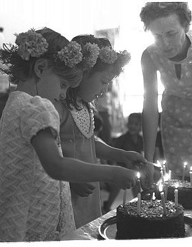 גן ילדים בשכונת שרת בעיר לוד. בצילום, שתי ילדות בנות 5 חוגגות את יום הולדתן. 1970 (צילום: משה מילנר לע&quot;מ)