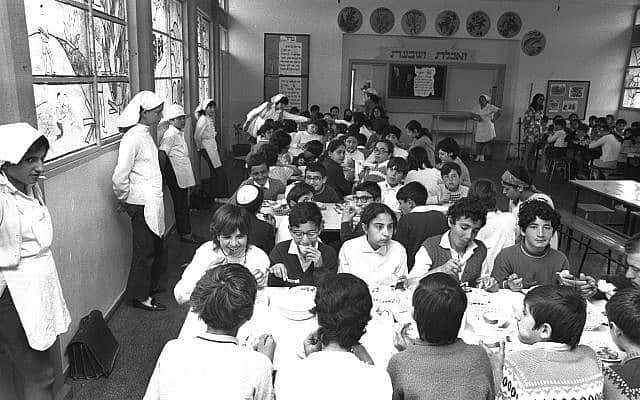 ארוחת צהריים מוסדית בבית ספר שקמים באשדוד, 1971 (צילום: פריץ כהן לע&quot;מ)