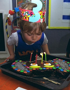 מיכאל אוחיון מכבה את נרות יום הולדתו ה-3, בגן צליל בבית הכרם, 2001 (צילום: אבי אוחיון לע&quot;מ)