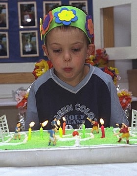 יום הולדת לישי אוחיון בן ה-5, בגן הילדים ציפורים בירושלים, 2001 (צילום: אבי אוחיון לע&quot;מ)