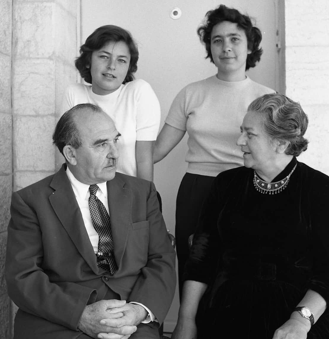 ראש הממשלה לוי אשכול עם משפחתו, לפני 1967 (צילום: אפרים אילני)