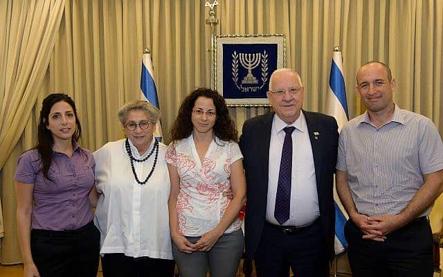 נחמה וראובן ריבלין עם נציגת הבית הפתוח בירושלים והוריה של שירה בנקי (צילום: Amos Ben Gershom/GPO)