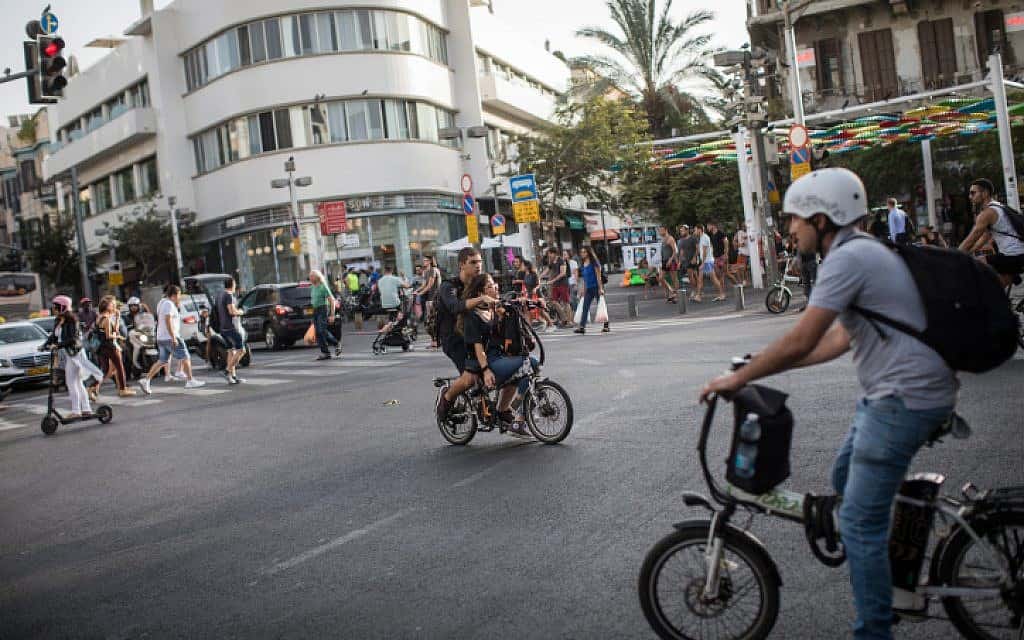 אופניים חשמליים, רחובות תל אביב, ארכיון (צילום: הדס פרוש/פלאש 90)