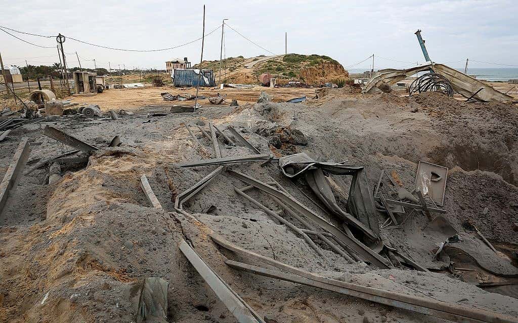 מכתש בחאן יונס לאחר תקיפת צה״ל (צילום: Abed Rahim Khatib/Flash90) מכתש בחאן יונס לאחר תקיפת צה״ל (צילום: Abed Rahim Khatib/Flash90)