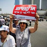 נשים מפגינות בתל אביב נגד הקיצוצים בפנסיה, מאי 2019 (צילום: פלאש90)