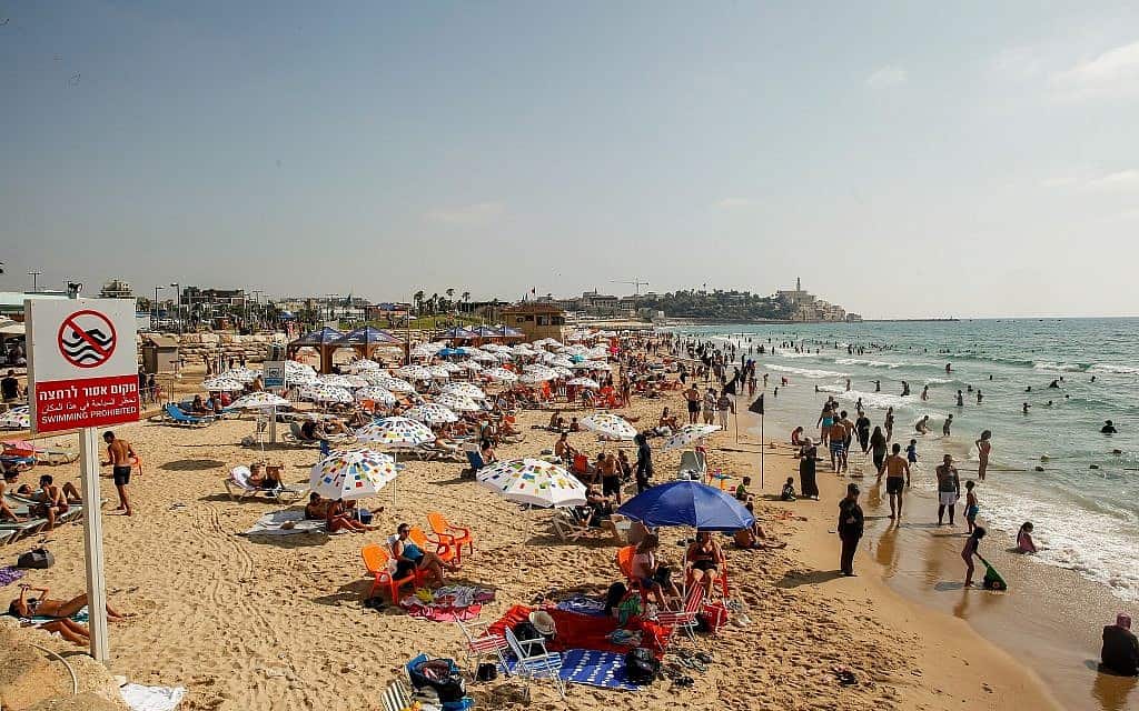 חוף גבעת עלייה ביפו (צילום: Sliman Khader/Flash90)