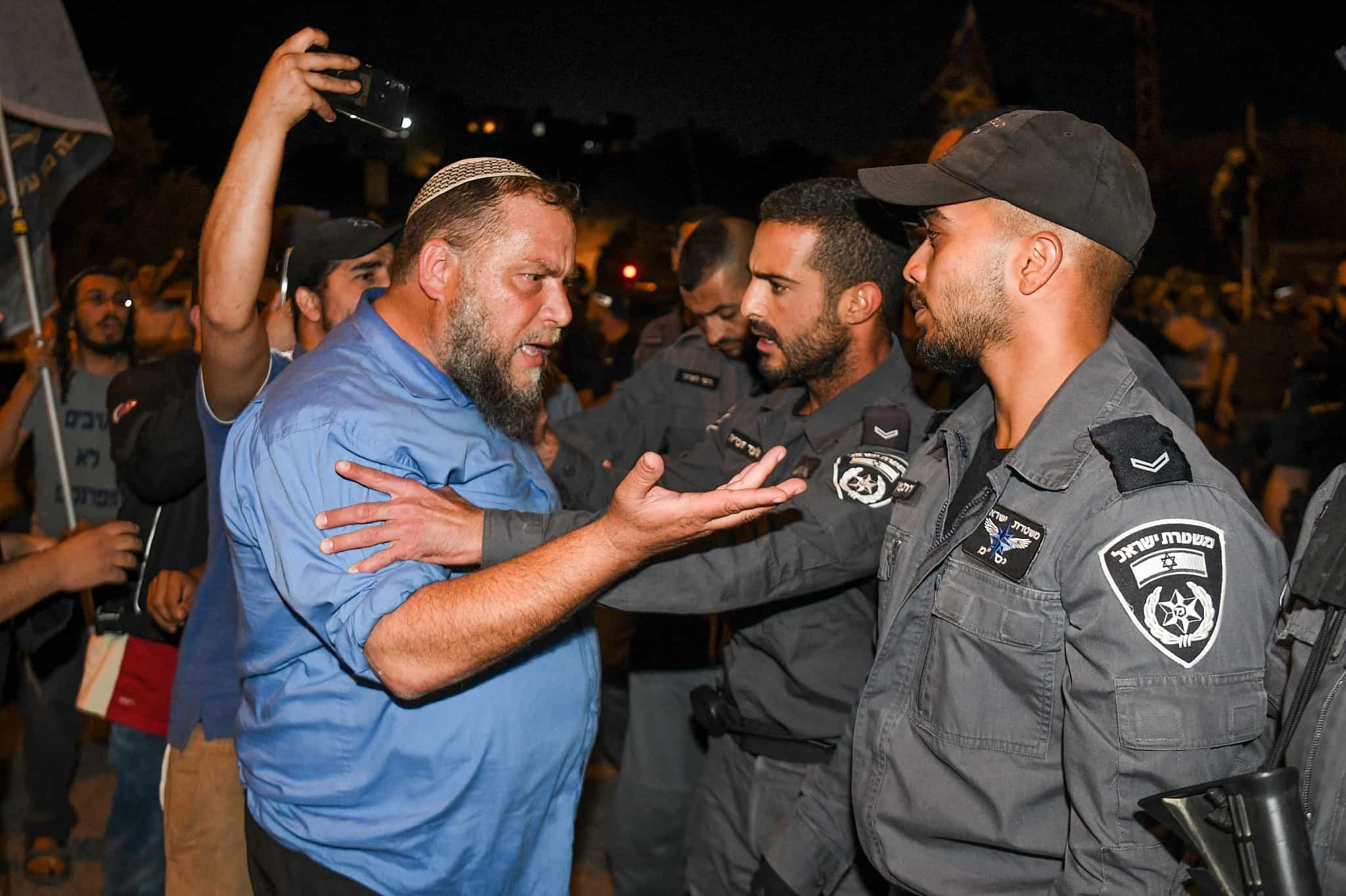 בנצ׳י גופשטיין ופעילים מתווכחים עם שוטרים במהלך מחאה נגד פלסטיני שחשוד בחטיפה ואונס של ילדה בת 7 (צילום: Flash90)