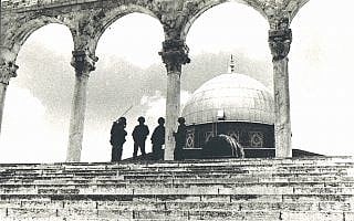 חיילים מקבלים הנחיות על רקע כיפת הסלע (צילום: Copyright: Yossi Shemy/ all rights reserved; all reproductions prohibited) חיילים מקבלים הנחיות על רקע כיפת הסלע (צילום: Copyright: Yossi Shemy/ all rights reserved; all reproductions prohibited)