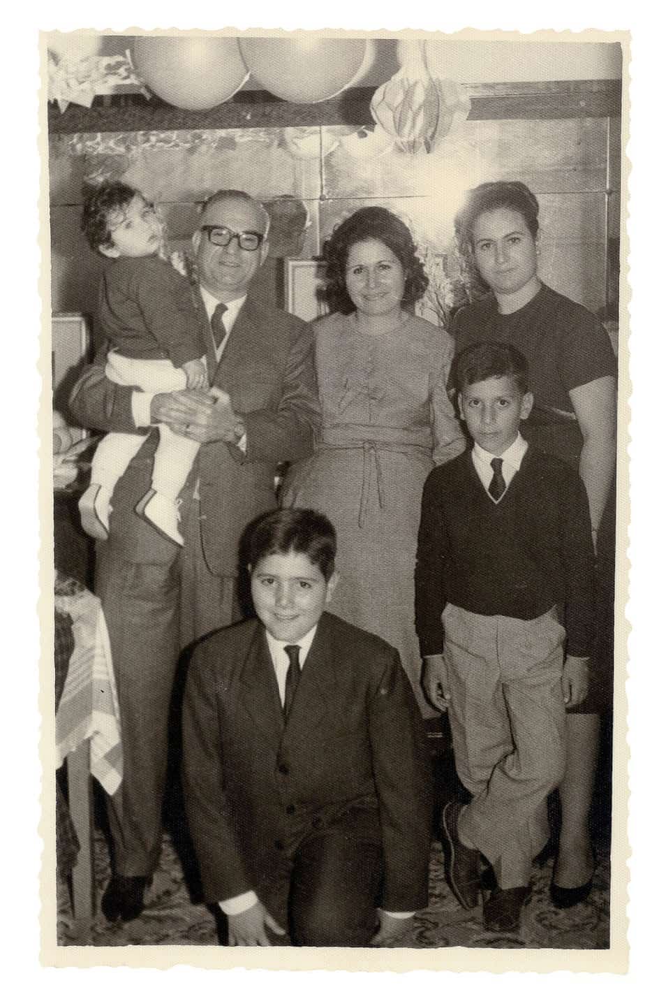 תמונה משפחתית במצרים, 1966. משמאל: אביו של אלי אבידר נושא אותו על ידיו