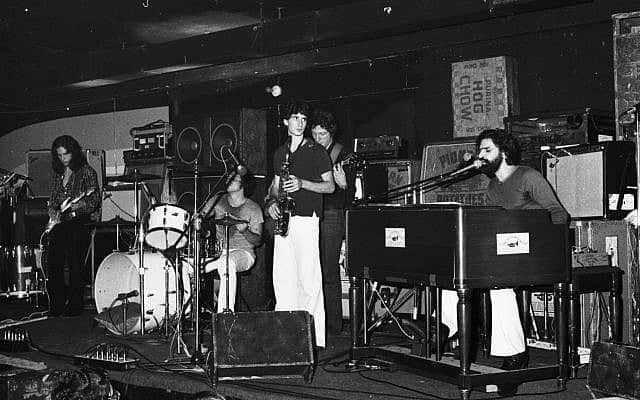 The Young Rascals מופיעים במועדון של אפשטיין ב-1979 (צילום: סטיב רוזנפלד)