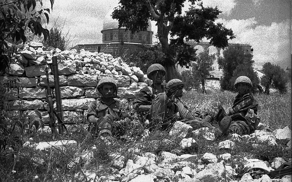 חיילים מגדוד 55 נחים על רקע כיפת הסלע (צילום:  Copyright: Yossi Shemy/ all rights reserved; all reproductions prohibited)