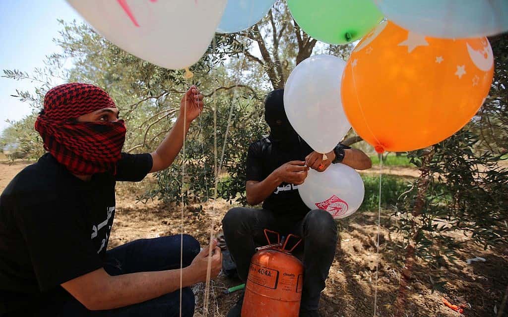 טרור הבלונים מרצועת עזה (צילום: חסן ג'די, פלאש 90) טרור הבלונים מרצועת עזה (צילום: חסן ג'די, פלאש 90)