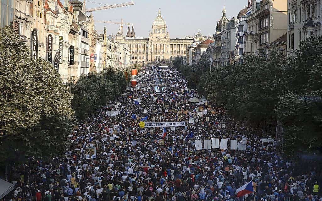 הפגנת ענק בפראג, בירת צ'כיה (צילום: AP)