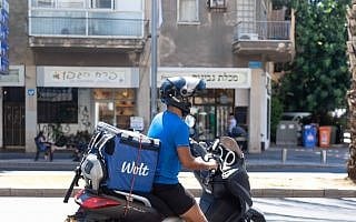 הקבלן הודיע לשליחים שהם חייבים לו אלפי שקלים על אי מתן הודעה מוקדמת. וולט הבטיחה לפעול מולו, אך לא לפצות את השליחים על אובדן השכר או העיכוב בקבלתו (צילום: דין אהרוני רולנד) הקבלן הודיע לשליחים שהם חייבים לו אלפי שקלים על אי מתן הודעה מוקדמת. וולט הבטיחה לפעול מולו, אך לא לפצות את השליחים על אובדן השכר או העיכוב בקבלתו (צילום: דין אהרוני רולנד)