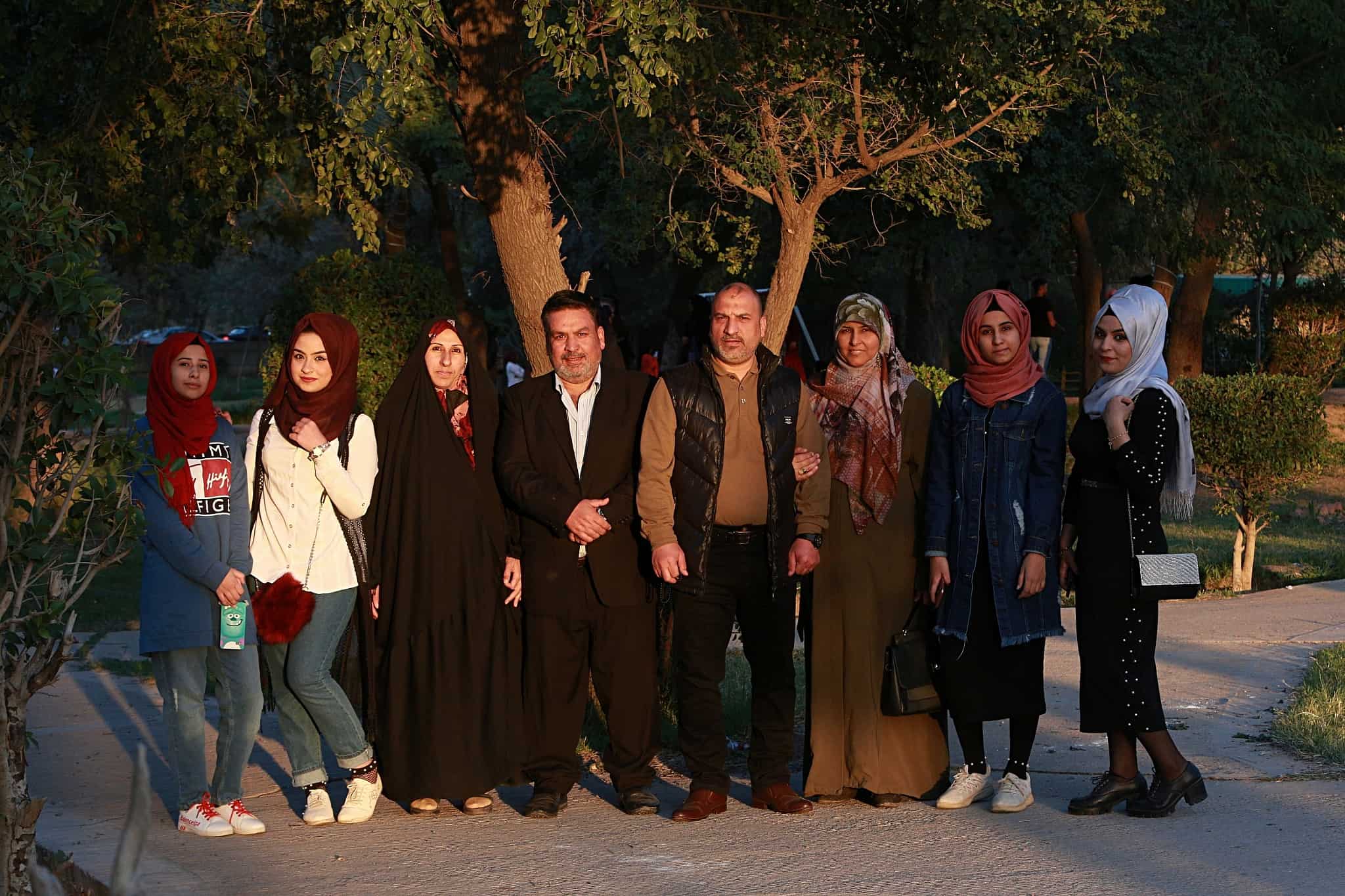 משפחה עיראקית חוגגת פסטיבל מקומי בעל שורשים פרסיים, מרץ 2019 (צילום: AP Photo/Hadi Mizban)