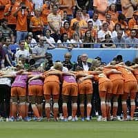 נבחרת הולנד בכדורגל נשים מתכנסת לקראת משחק הגמר מול נבחרת ארה״ב (צילום: AP Photo/Claude Paris)