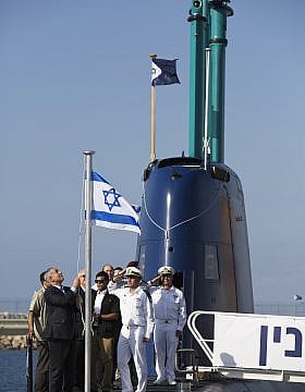 בנימין נתניהו מרים את דגל ישראל ב-23 בספטמבר 2014, בעת טקס קבלת הצוללת אח