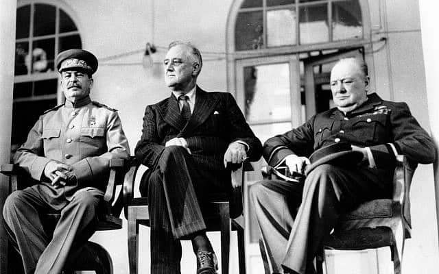 יוזף סטאלין (משמאל) עם רוזוולט וצ&#039;רצ&#039;יל (צילום: AP)