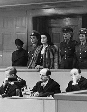 נשים שעבדו במחנה ראוונסבריק עומדות למשפט, המבורג, 1947 (צילום: AP)