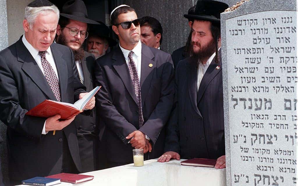 ראש הממשלה בנימין נתניהו עולה לקברו של הרבי מלובביץ' בבית הקברות מונטיפיורי בניו יורק, ב-10 בספטמבר 1996 (צילום: AP Photo/Kathy Willens)