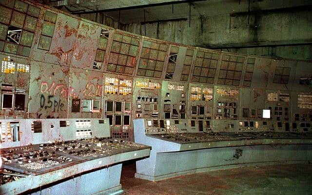 בצילום מה-10 בנובמבר, 2000, נראות השאריות ההרוסות של חדר הבקרה של כור 4 בתחנת הכוח הגרעינית צ&#039;רנוביל, אוקראינה (צילום: AP\ אפרם לוקצקי)