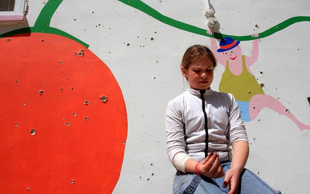 ילדה ליד גן ילדים שנפגע מירי מעזה, 2008 (צילום: אדי ישראלי/פלאש90)