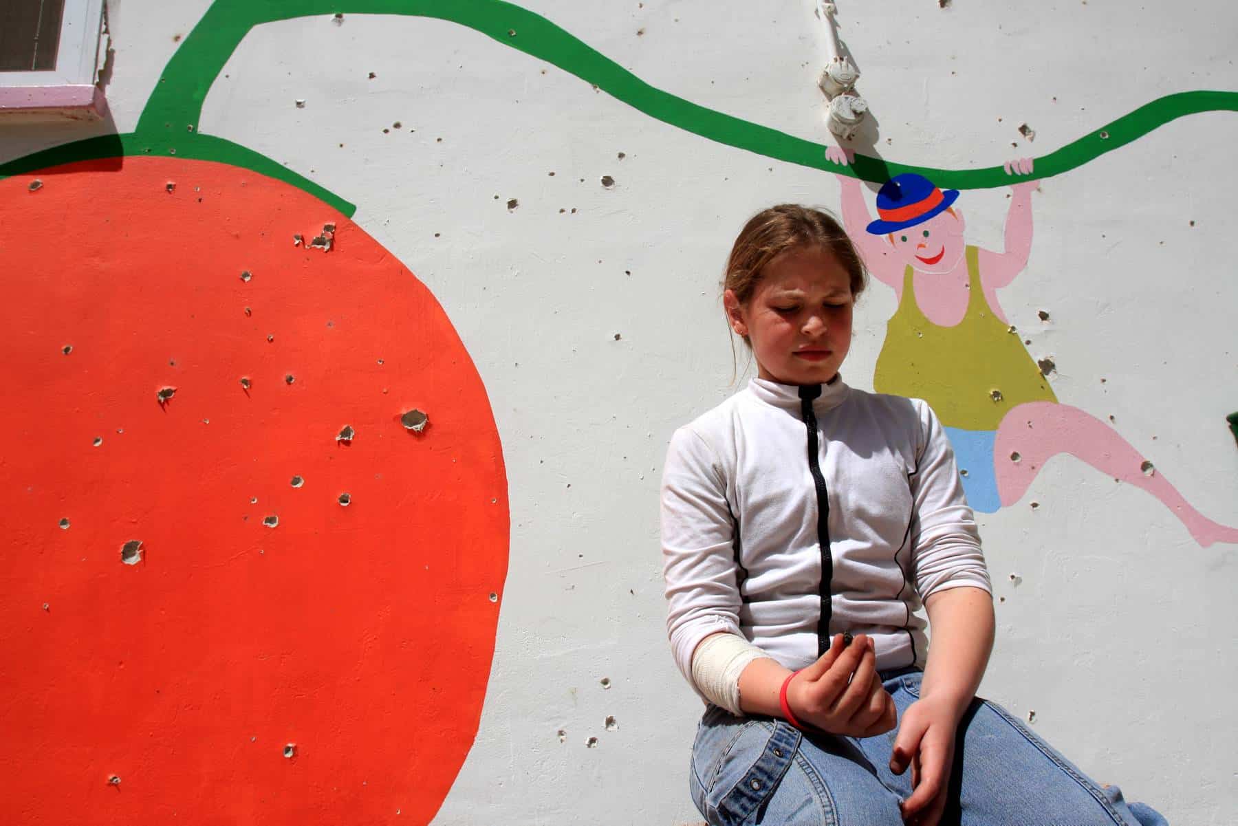 ילדה ליד גן ילדים שנפגע מירי מעזה, 2008 (צילום: אדי ישראלי/פלאש90)