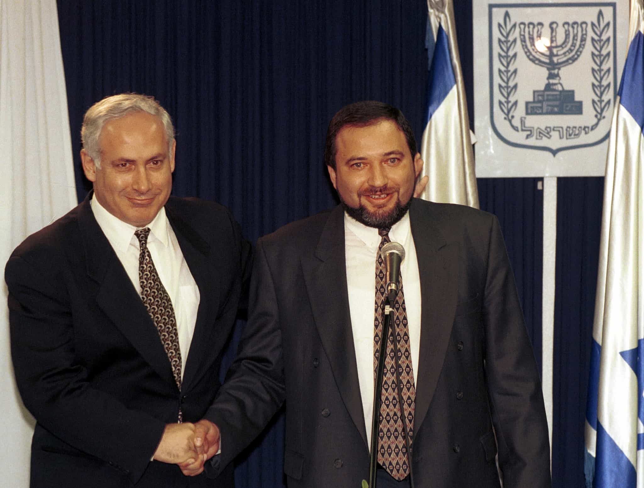בנימין נתניהו ואביגדור ליברמן, 1996 (צילום: פלאש 90)