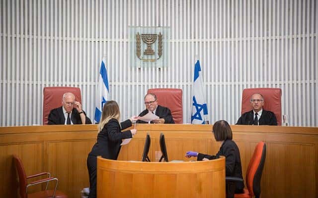 .השופט יורם דצניגר (במרכז) בבית המשפט, 2007, למצולמים האחרים אין קשר לנאמר בכתבה (צילום: הדס פרוש פלאש 90)