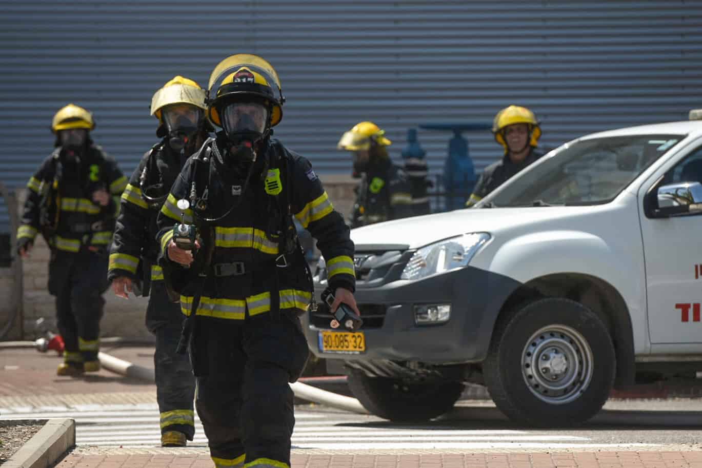 כוחות לוחמי אש ומשטרה בארוע דליפת האמונה בקניון בעכו ב-27 ביוני 2019 (צילום: מאיר ועקנין/פלאש90)