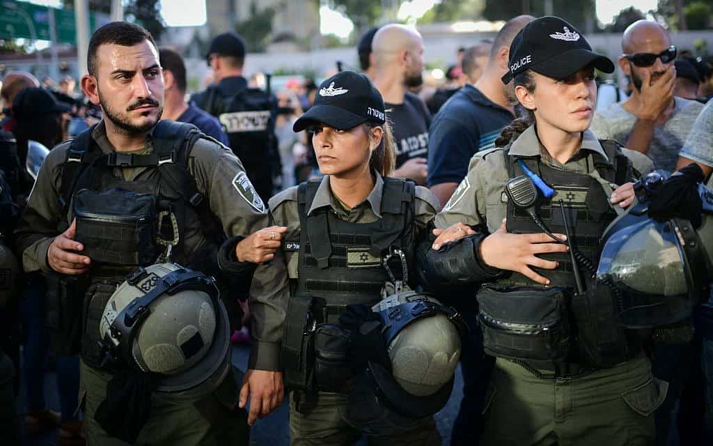 כוחות משטרה נערכים היום בצומת עזריאלי בתל אביב (צילום: תומר נויברג/פלאש90)