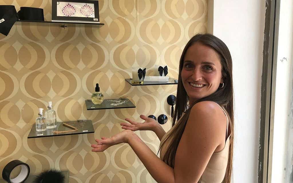 חנה בוטח מציגה חלק מהאביזרים בחנות שלה בתל אביב (צילום: שושנה סולומון)