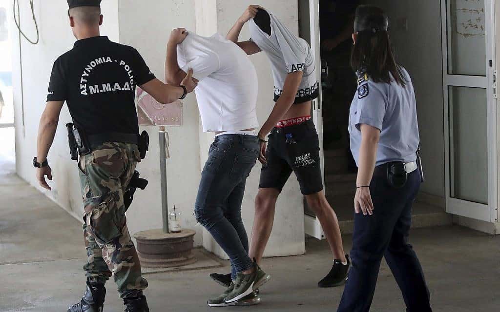 ישראלים שהיו חשודים במעורבות באונס בקפריסין נלקחים לבית משפט (צילום: Petros Karadjias, AP)
