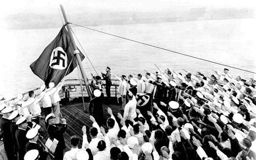 הדגל הנאצי מונף מעל סיפונה של האס-אס ברמן עם עגינתה בהדסון (צילום: ג'ימי קונדון/ארכיון ה-NY Daily News, באמצעות Getty Images)