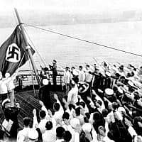 הדגל הנאצי מונף מעל סיפונה של האס-אס ברמן עם עגינתה בהדסון