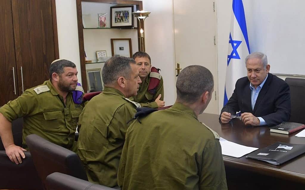 רה"מ נתניהו בהתייעצות עם הרמטכ"ל כוכבי. משמאל מזכיריו הצבאיים התא"לים בלוט ווינטר, (צילום: קובי גדעון, לע"מ). רה"מ נתניהו בהתייעצות עם הרמטכ"ל כוכבי. משמאל מזכיריו הצבאיים התא"לים בלוט ווינטר, (צילום: קובי גדעון, לע"מ).