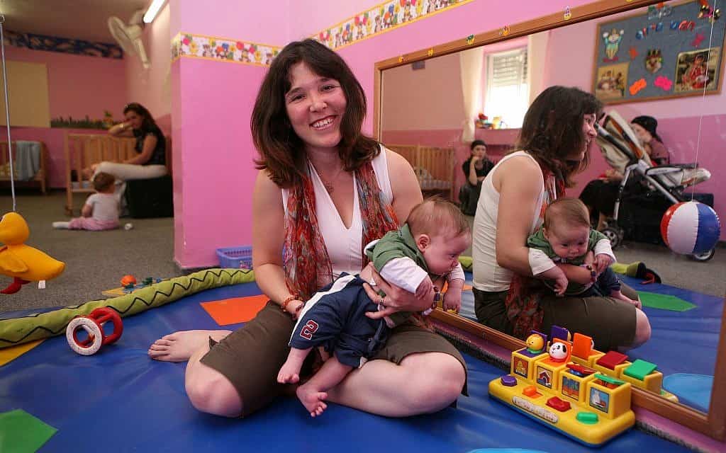 אשה משחקת עם תינוק בפעוטון בירושלים, מרץ 2008 (צילום: יוסי זמיר / פלאש 90) אשה משחקת עם תינוק בפעוטון בירושלים, מרץ 2008 (צילום: יוסי זמיר / פלאש 90)